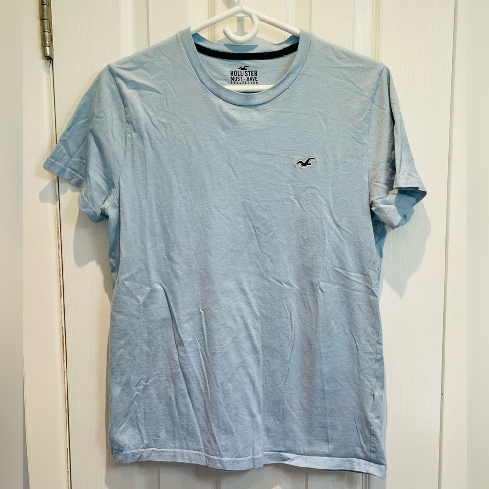 Hollister "Must Have Collection" Men’s Medium Powder Blue T-shirt.
